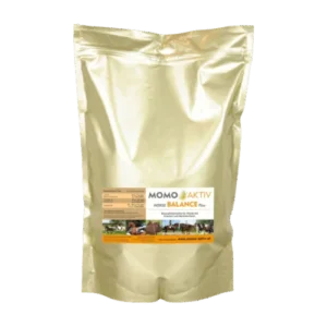 Eine goldene Verpackung von MOMO-AKTIV HORSE BALANCE Plus mit einem Etikett, das verschiedene Pferde in einer Gruppe zeigt