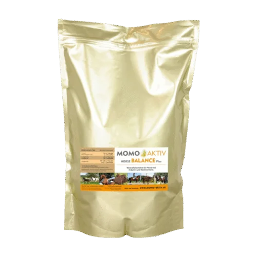 Eine goldene Verpackung von MOMO-AKTIV HORSE BALANCE Plus mit einem Etikett, das verschiedene Pferde in einer Gruppe zeigt