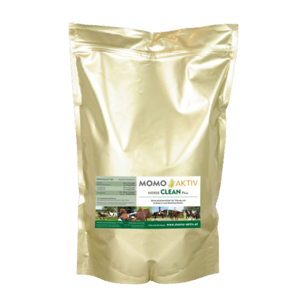 Eine goldene Verpackung von MOMO-AKTIV HORSE CLEAN Plus mit einem Etikett, das verschiedene Pferde zeigt
