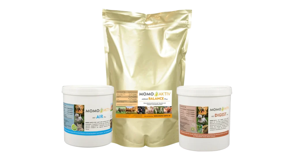 Eine Gruppe von drei MOMO-AKTIV Produkten: Eine goldene Tüte AGRAR BALANCE Plus, eine weiße Dose PET AIR Plus und eine weiße Dose PET DIGEST Plus