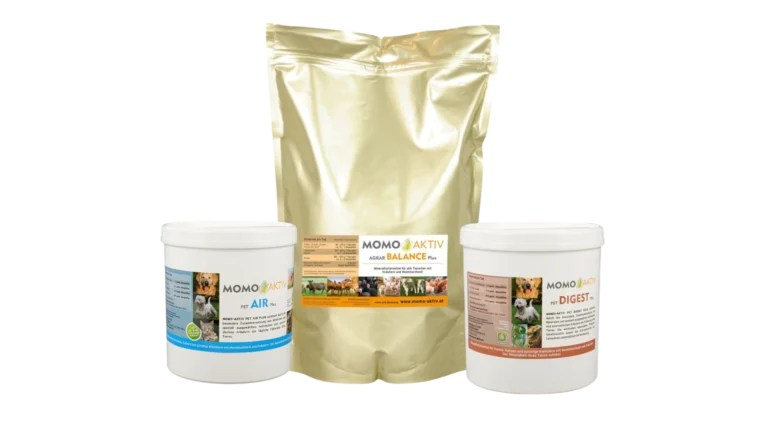 Eine Gruppe von drei MOMO-AKTIV Produkten: Eine goldene Tüte AGRAR BALANCE Plus, eine weiße Dose PET AIR Plus und eine weiße Dose PET DIGEST Plus